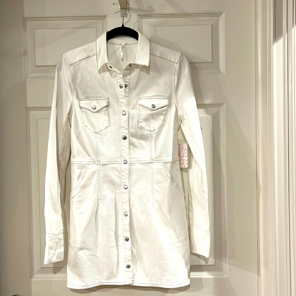 NWT Free People lightweight pant length jacket in perfect condition.